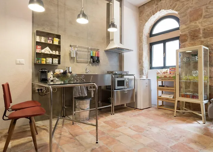 Best Location Authentic Jerusalem Stone Apartment